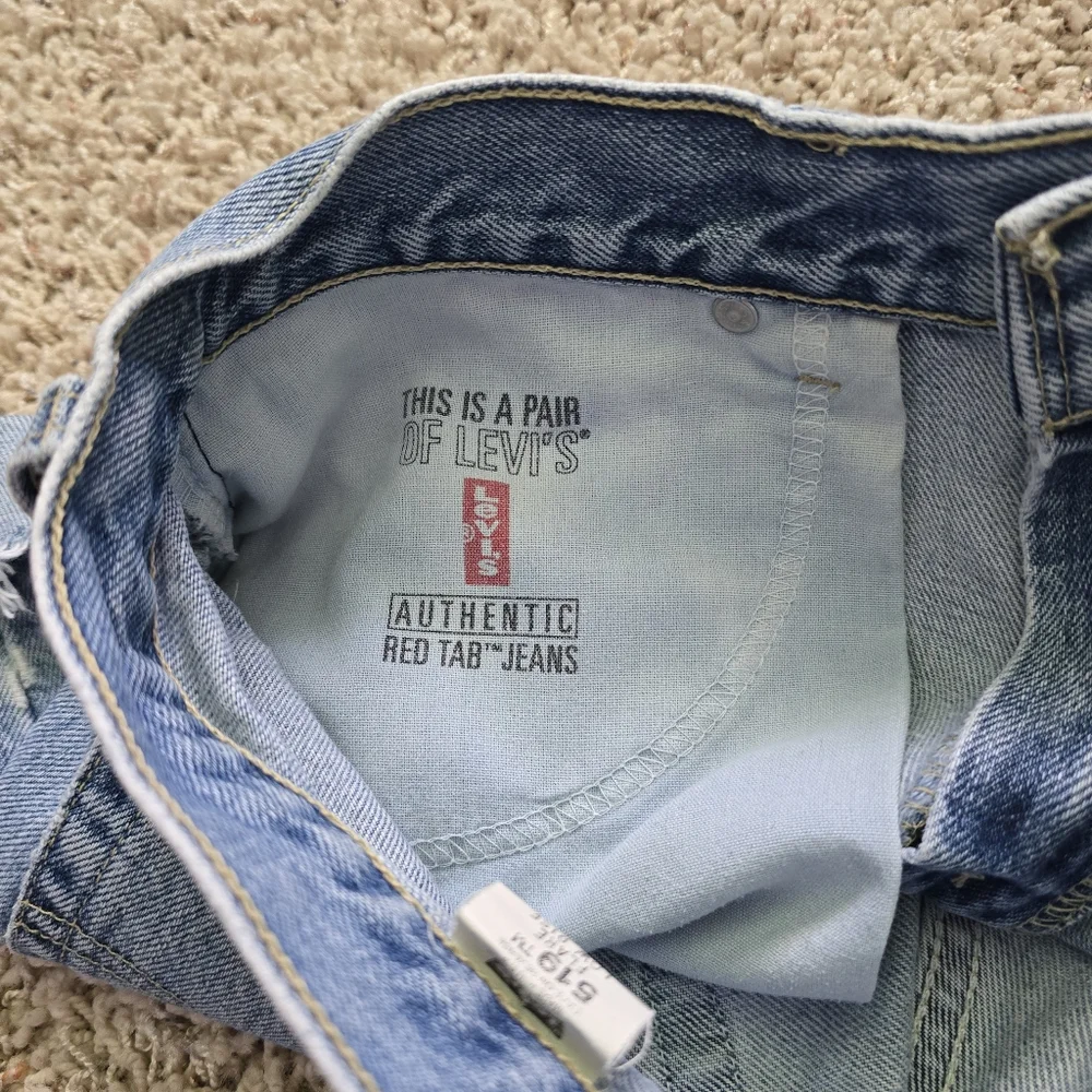 Vintage Levi's 519 Women's Light Wash Blue Denim Cutoff Shorts - Picture 8 of 14